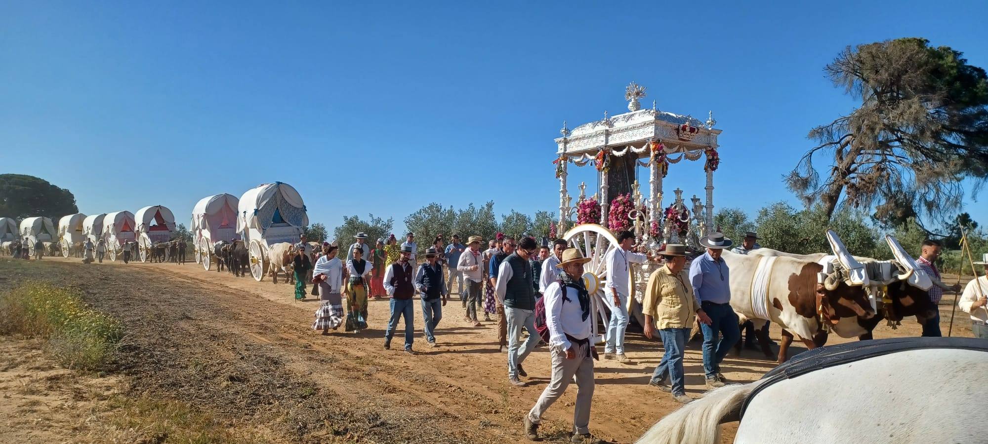 Estampas de la hermandad de Coria del Río en su segundo día de camino hacia El Rocío