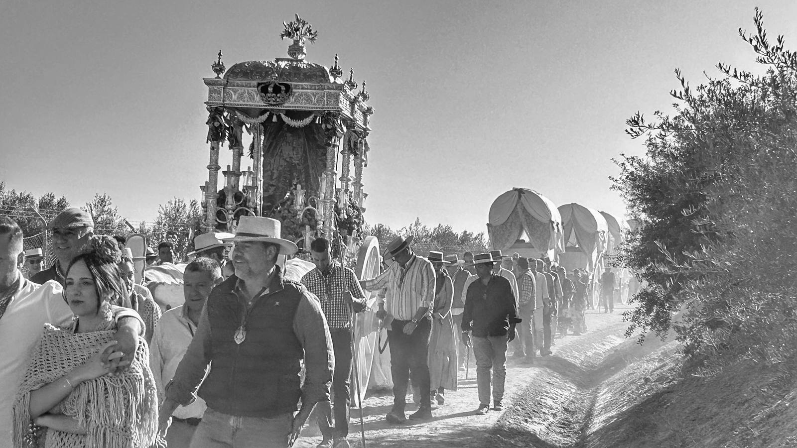Estampas de la hermandad de Coria del Río en su segundo día de camino hacia El Rocío