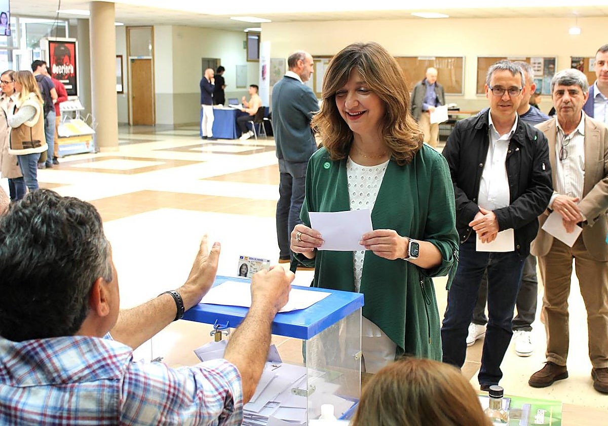 Nuria González Álvarez, la catedrática que será rectora de la ULE los próximos seis años