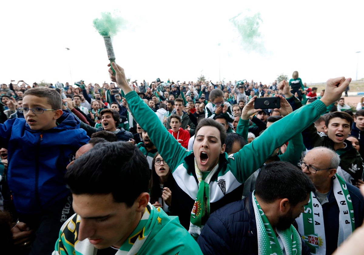 Un aficionado del Córdoba CF, en el último recibimiento al equipo en