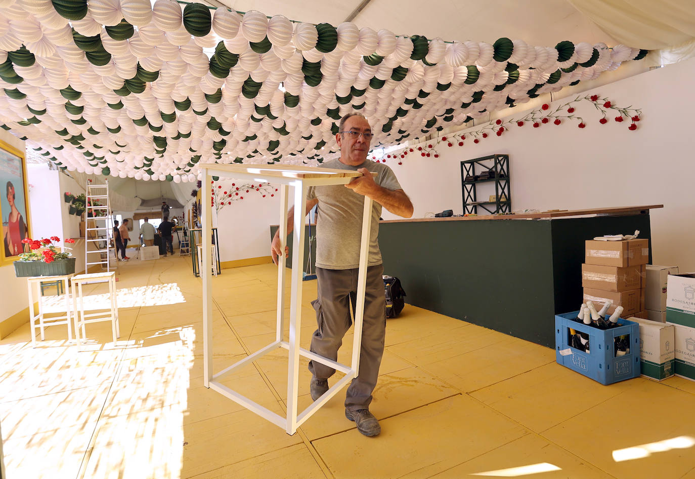 Fotos: el montaje de la Feria de Córdoba llega a los últimos toques