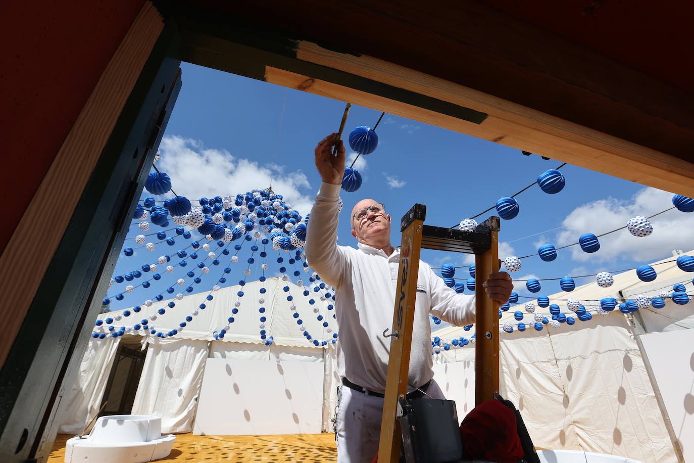 Fotos: el montaje de la Feria de Córdoba llega a los últimos toques