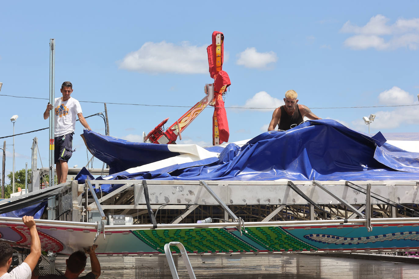 Fotos: el montaje de la Feria de Córdoba llega a los últimos toques