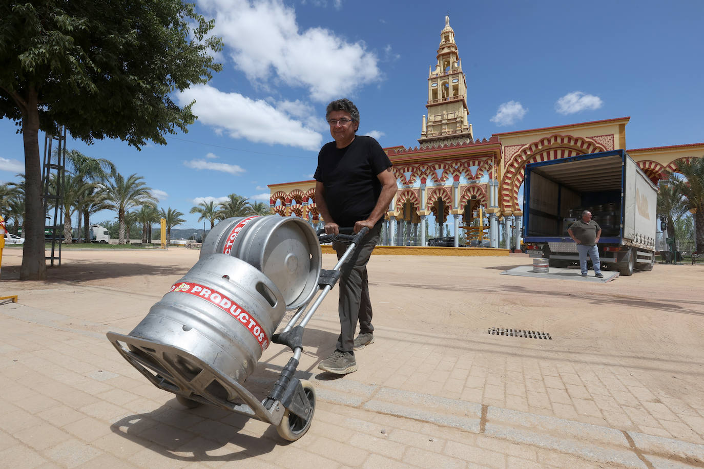 Fotos: el montaje de la Feria de Córdoba llega a los últimos toques
