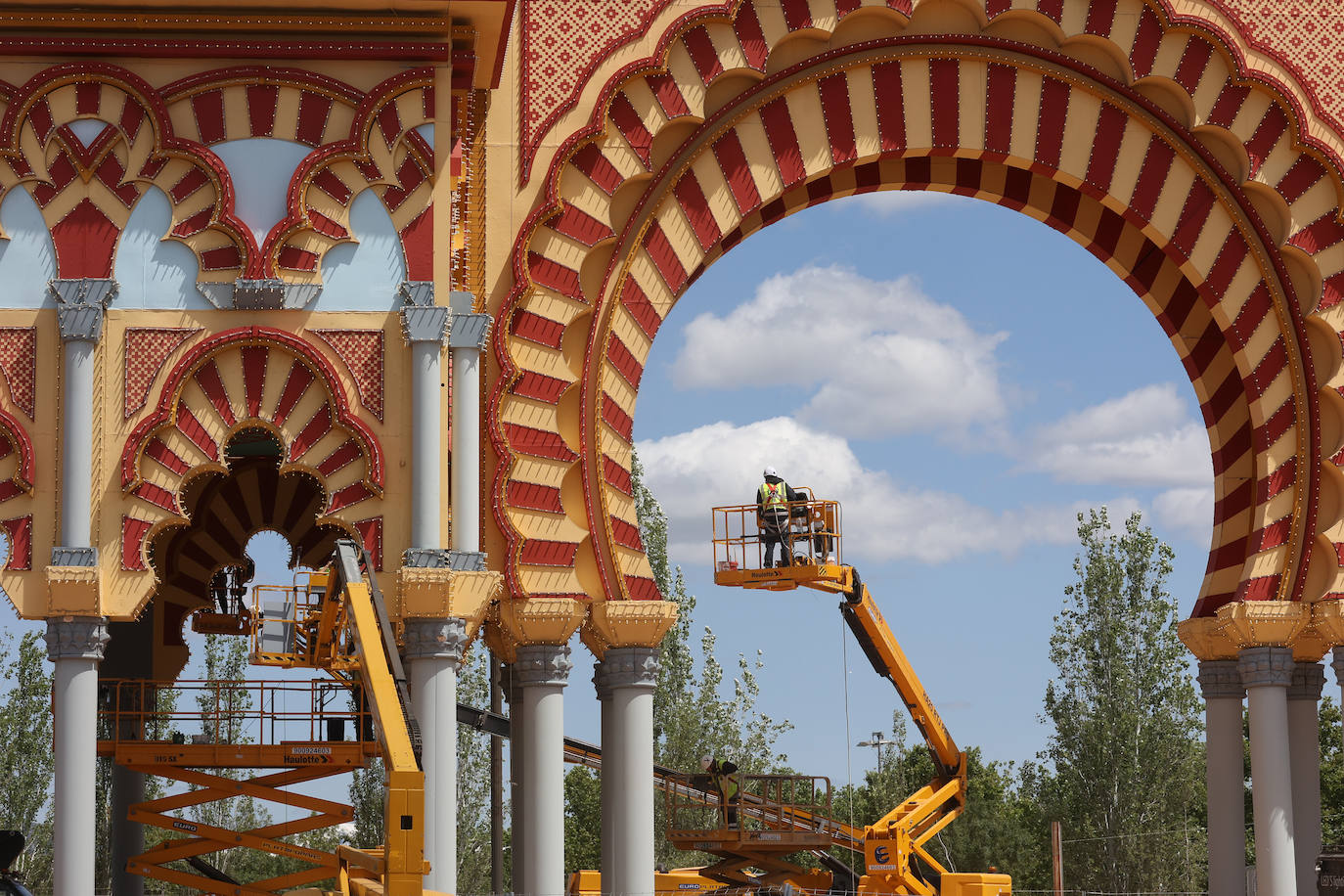 Fotos: el montaje de la Feria de Córdoba llega a los últimos toques