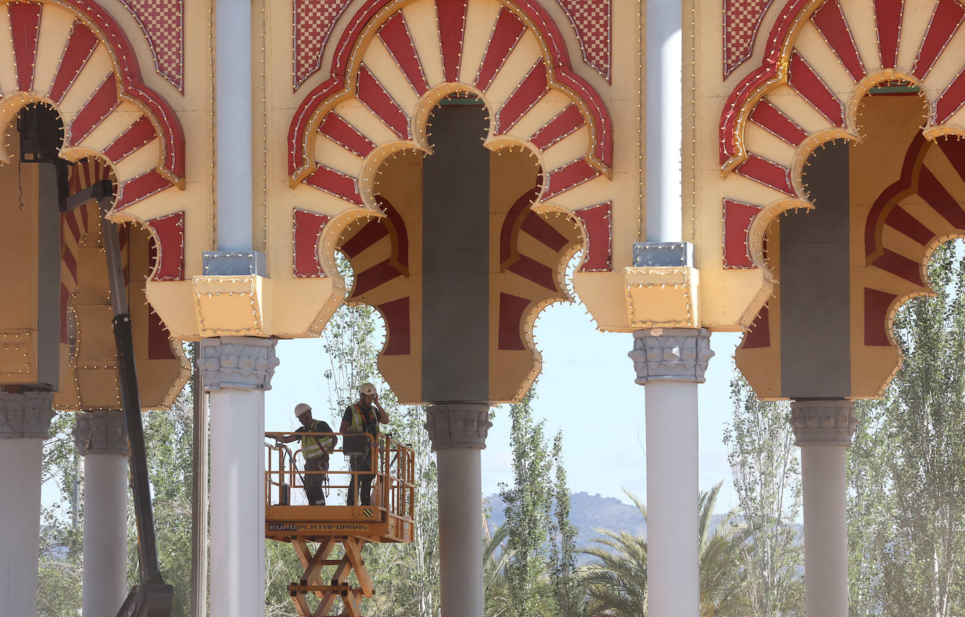 Fotos: el montaje de la Feria de Córdoba llega a los últimos toques