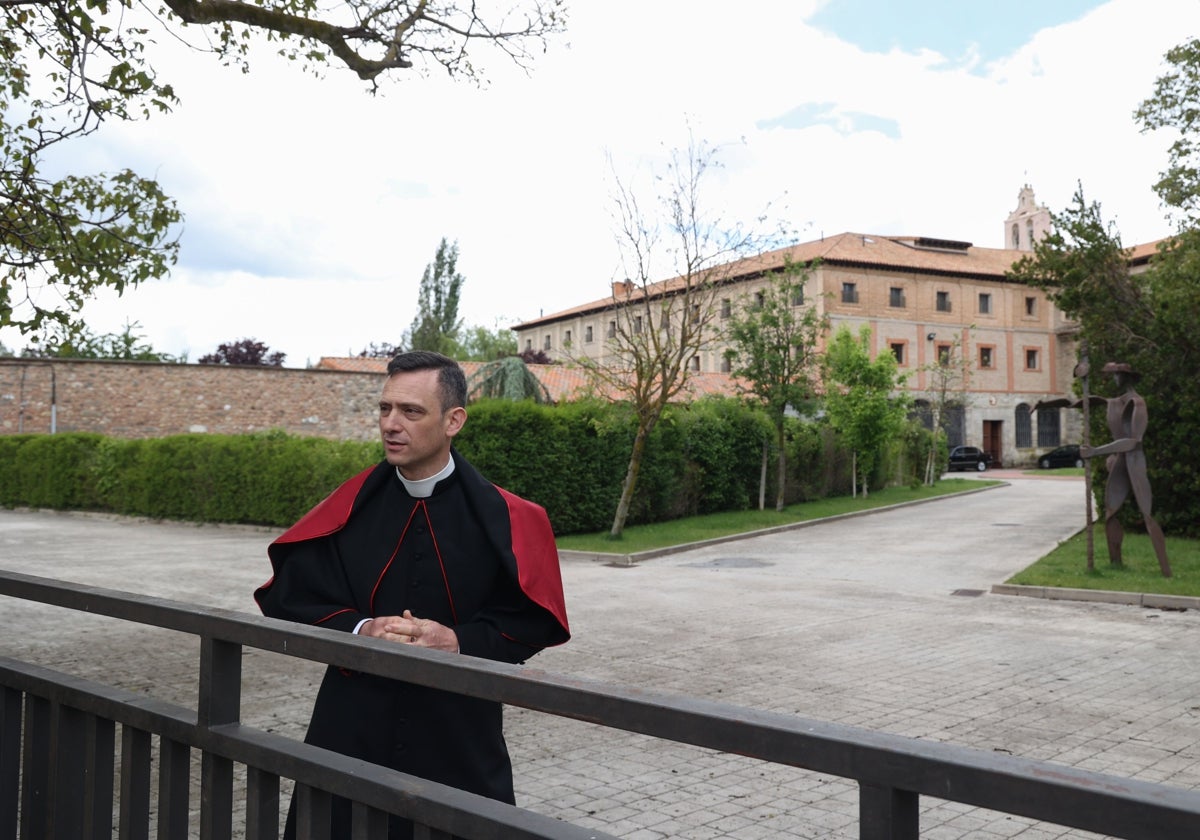 José Ceacero, de nombre oficial Francisco, a las puertas del convento de las clarisas de Belorado (Burgos)