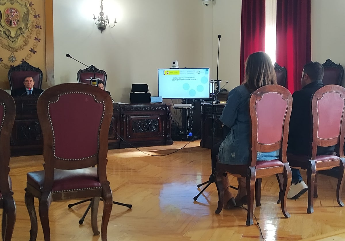 Hélida y Ángel, a la derecha, en la Audiencia de Toledo este miércoles