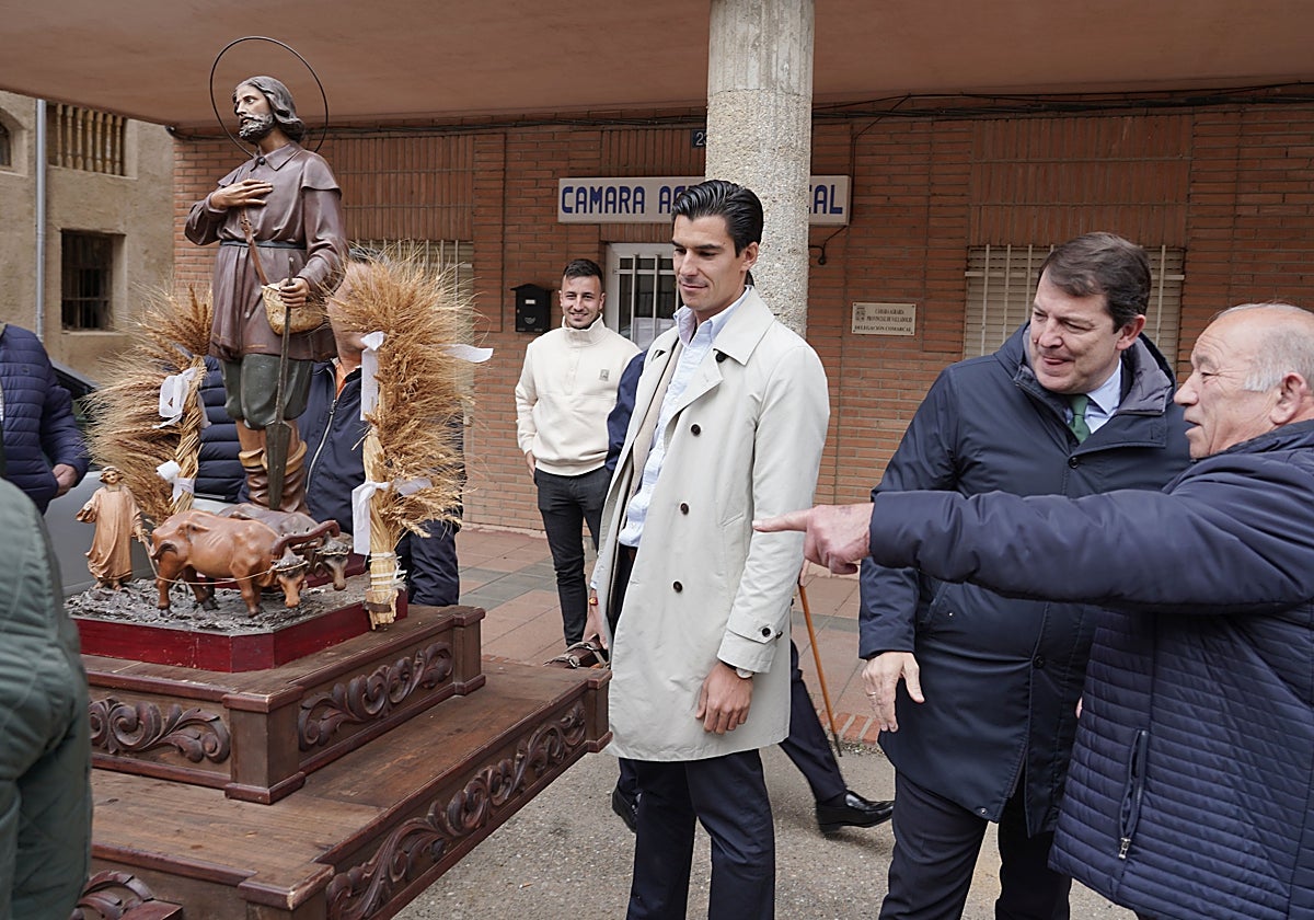 El presidente de la Junta de Castilla y León, Alfonso Fernández Mañueco, en Villalón de Campos (Valladolid), donde ha participado en los actos con motivo de San Isidro