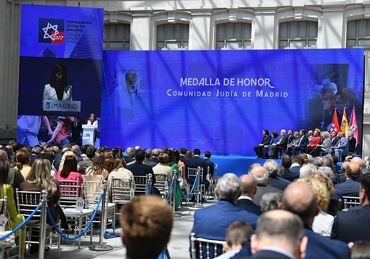 La presidenta de la Comunidad Judía de Madrid, Estrella Bengio, interviene tras recibir la Medalla de Honor