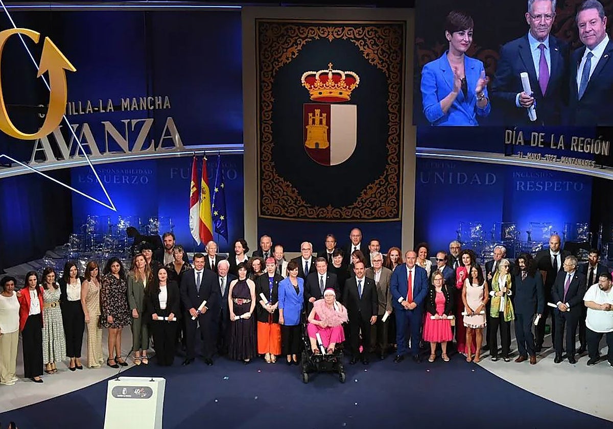 Foto de familia de los premiados en 2023 el Día de la Región
