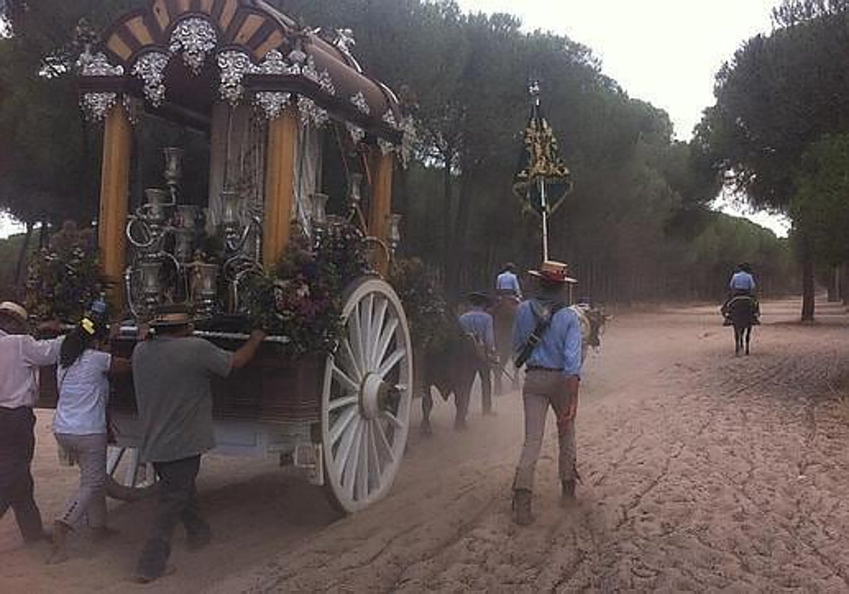 La carreta de la hermandad de Córdoba cruza la Raya Real