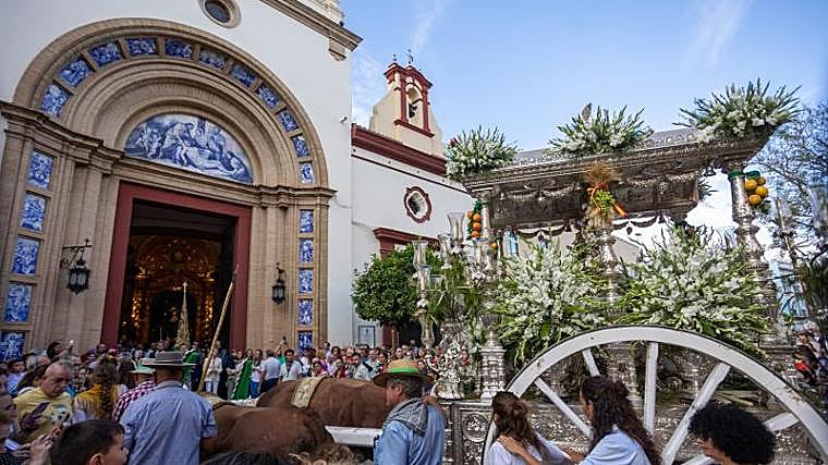 La hermandad de Triana ante la basílica del Cachorro
