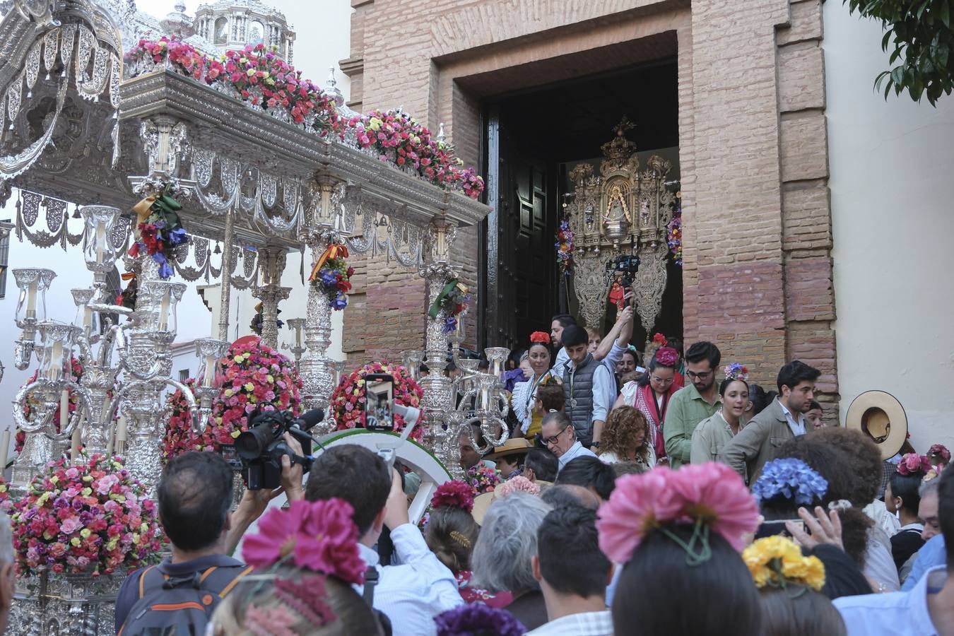 La Hermandad del Rocío de la Macarena inicia su peregrinación hacia la aldea