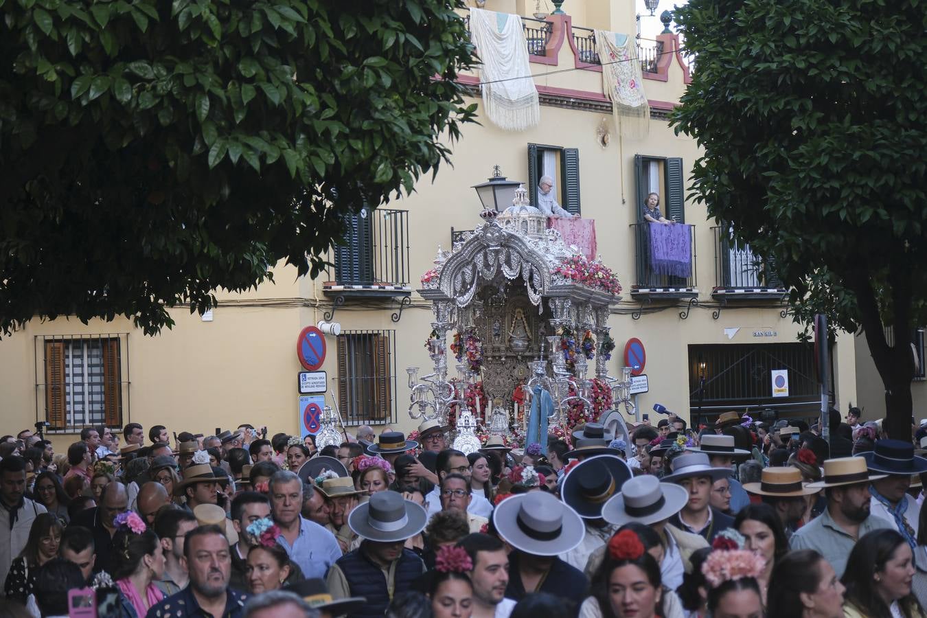La Hermandad del Rocío de la Macarena inicia su peregrinación hacia la aldea