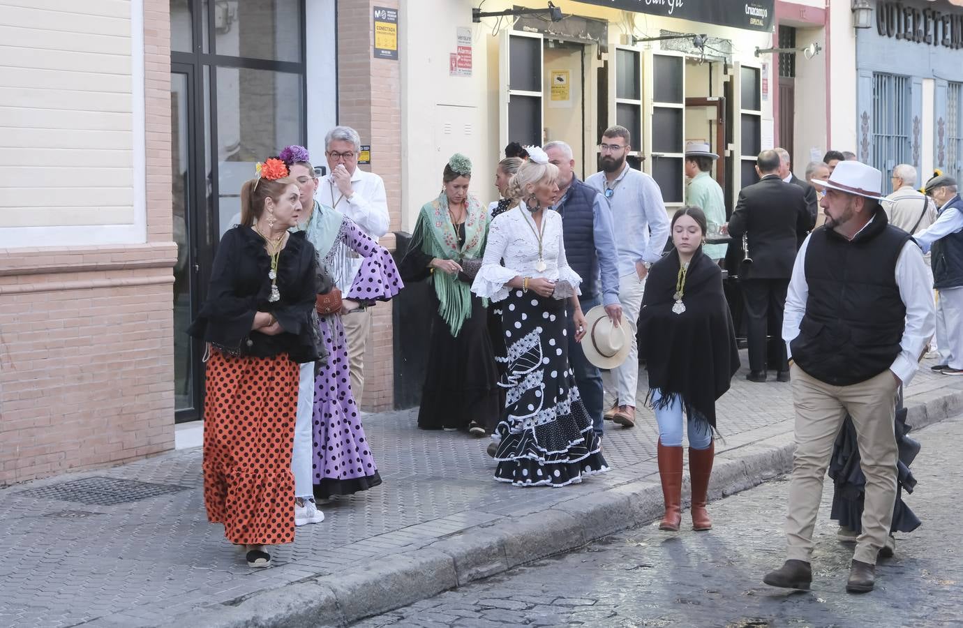 La Hermandad del Rocío de la Macarena inicia su peregrinación hacia la aldea