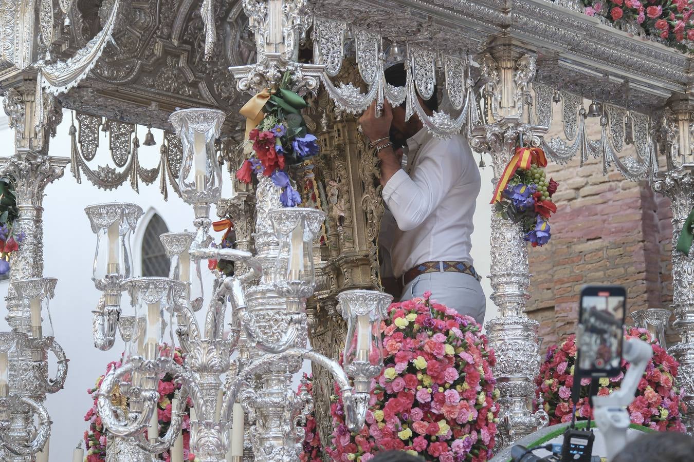 La Hermandad del Rocío de la Macarena inicia su peregrinación hacia la aldea