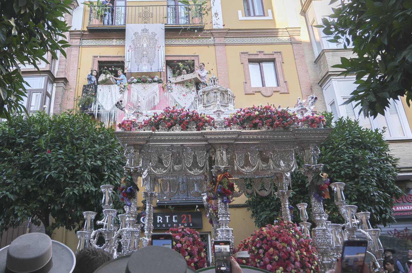 La Hermandad del Rocío de la Macarena inicia su peregrinación hacia la aldea