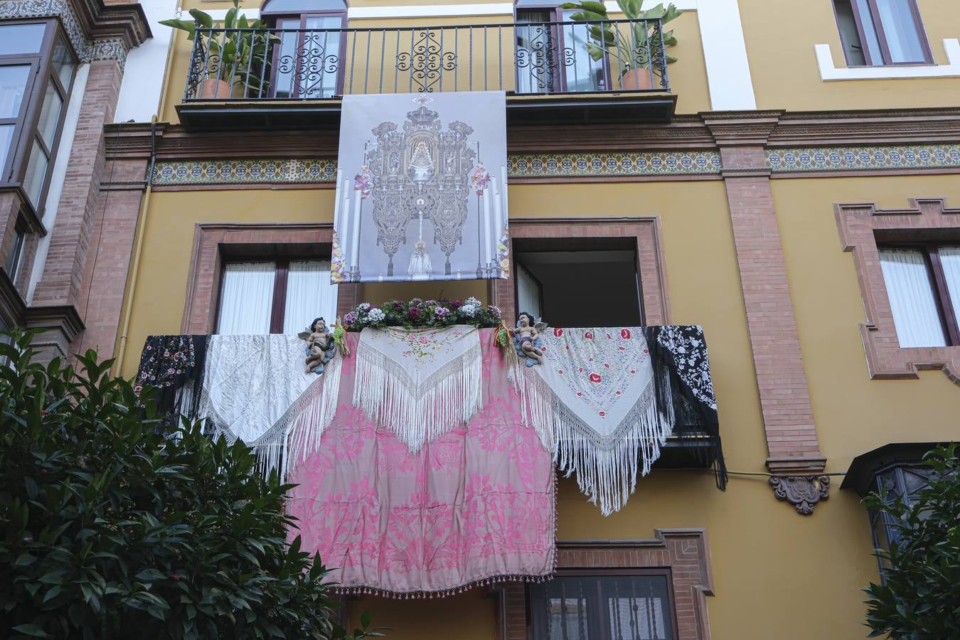 La Hermandad del Rocío de la Macarena inicia su peregrinación hacia la aldea