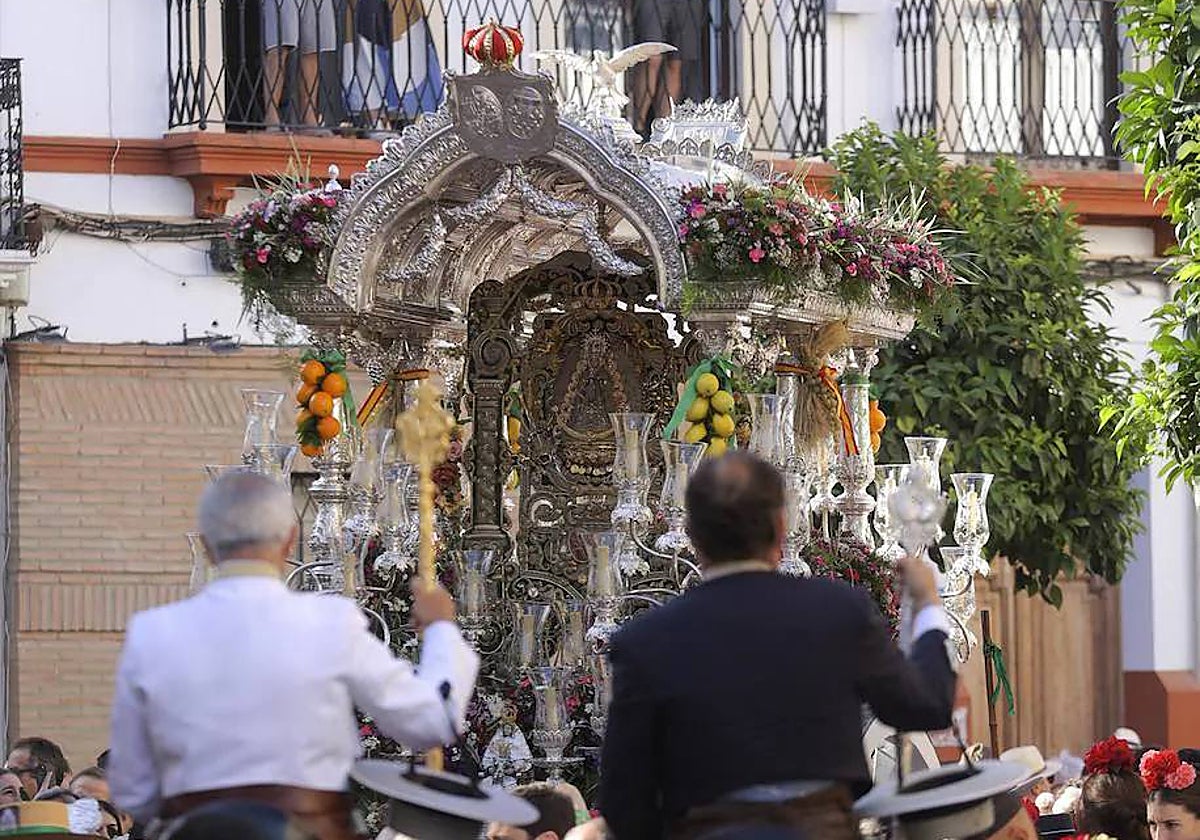La carreta con el simpecado de Triana despidiéndose de su barrio