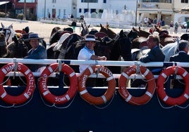 Día grande en Bajo de Guía con el embarque de Sanlúcar hacia El Rocío