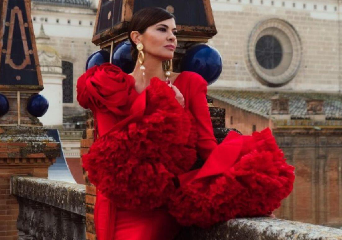 Mujer vestida de flamenca para la Feria de Córdoba