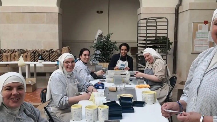 Las clarisas de Belorado, en su obrador de chocolate