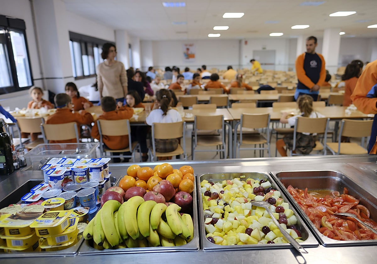 Bandejas de comida en un comedor escolar