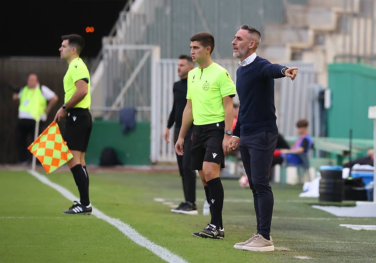 El exblanquiverde y actual entrenador del Recreativo de Huelva, Abel Gómez en El Arcángel este curso