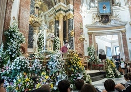 Los floristas valencianos rinden su tradicional homenaje a la Mare de Déu en la Basílica