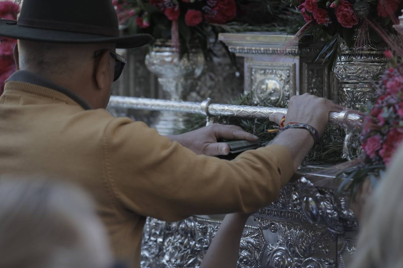 Jueves festivo en la parroquia de San Juan de Ávila donde ha celebrado misa de romeros la hermandad del Rocío de Sevilla Sur, antes de partir hacia la aldea de Almonte