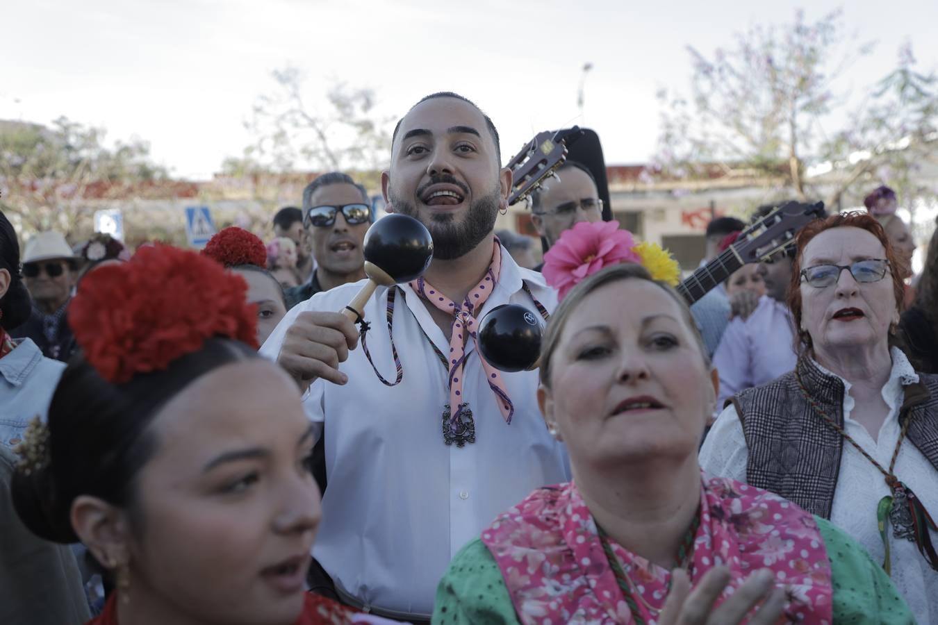 Jueves festivo en la parroquia de San Juan de Ávila donde ha celebrado misa de romeros la hermandad del Rocío de Sevilla Sur, antes de partir hacia la aldea de Almonte