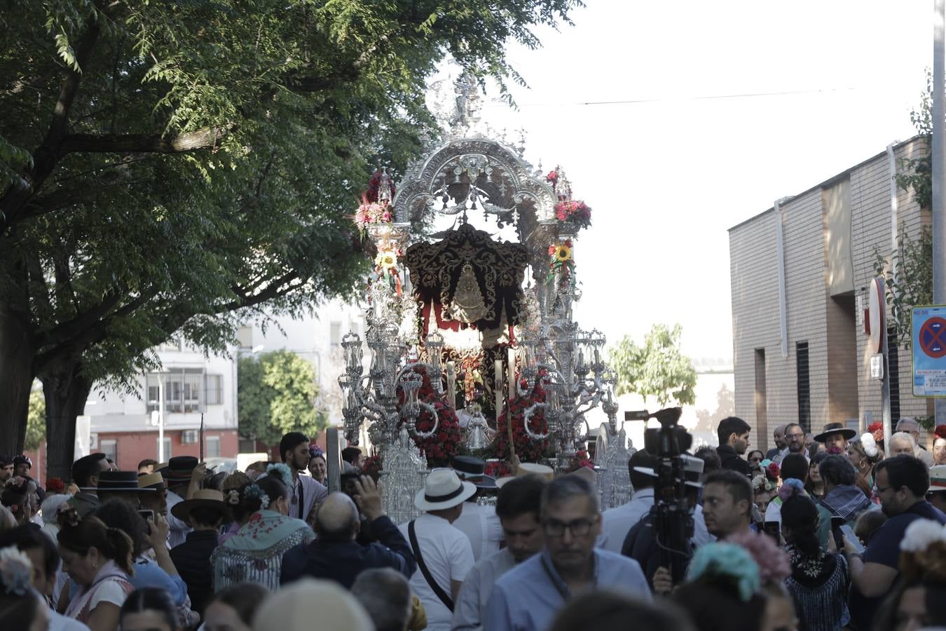 Jueves festivo en la parroquia de San Juan de Ávila donde ha celebrado misa de romeros la hermandad del Rocío de Sevilla Sur, antes de partir hacia la aldea de Almonte