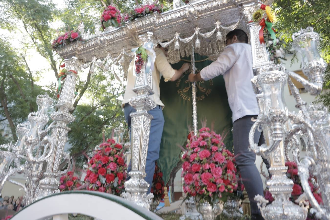Jueves festivo en la parroquia de San Juan de Ávila donde ha celebrado misa de romeros la hermandad del Rocío de Sevilla Sur, antes de partir hacia la aldea de Almonte