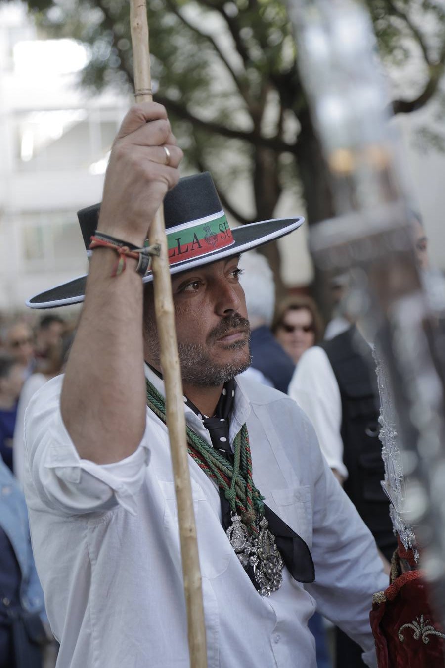 Jueves festivo en la parroquia de San Juan de Ávila donde ha celebrado misa de romeros la hermandad del Rocío de Sevilla Sur, antes de partir hacia la aldea de Almonte