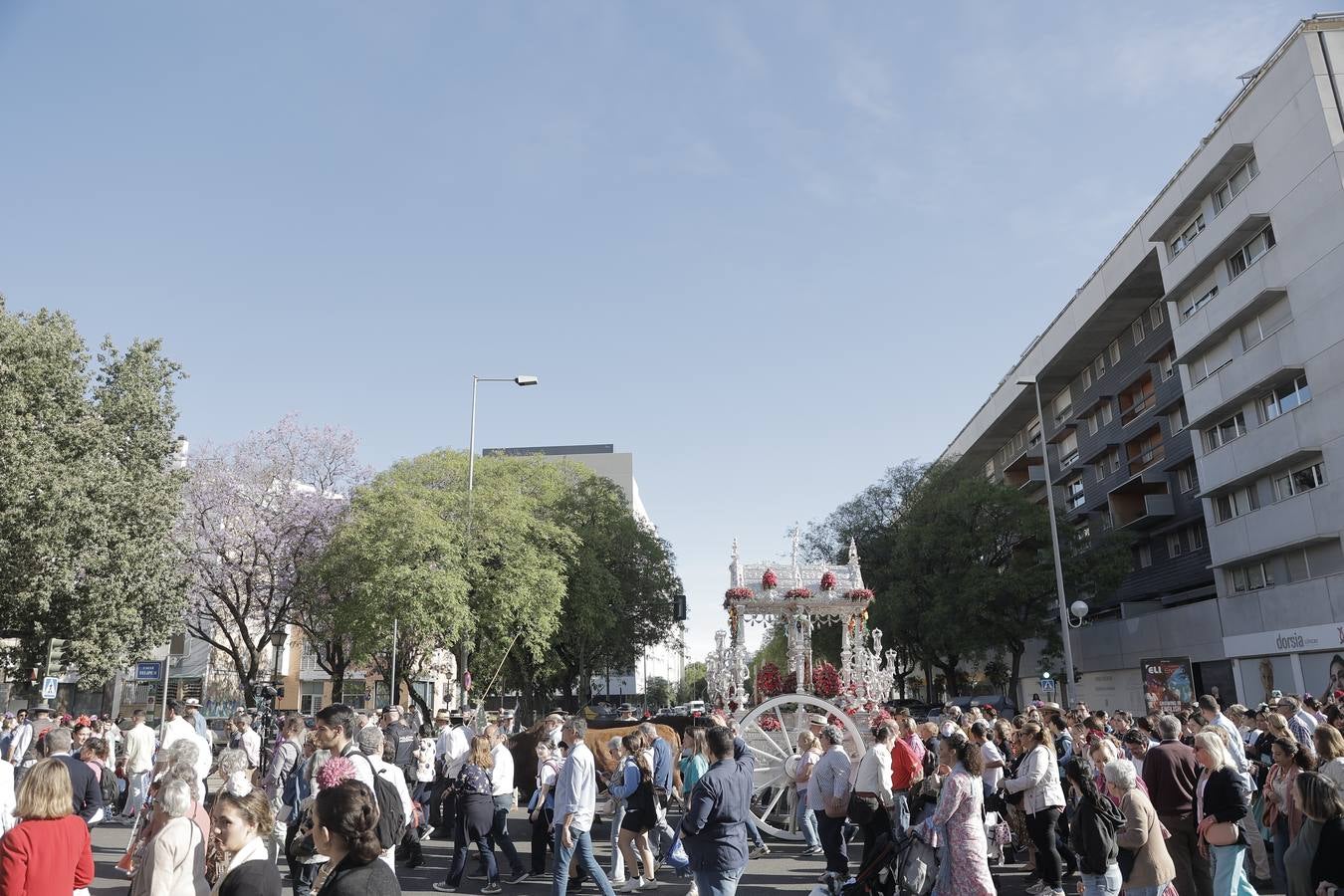 Jueves festivo en la parroquia de San Juan de Ávila donde ha celebrado misa de romeros la hermandad del Rocío de Sevilla Sur, antes de partir hacia la aldea de Almonte
