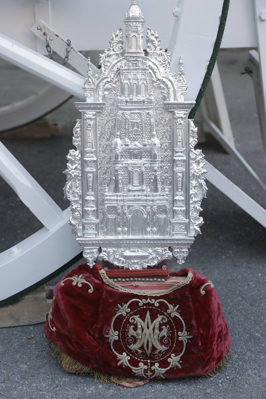 Jueves festivo en la parroquia de San Juan de Ávila donde ha celebrado misa de romeros la hermandad del Rocío de Sevilla Sur, antes de partir hacia la aldea de Almonte