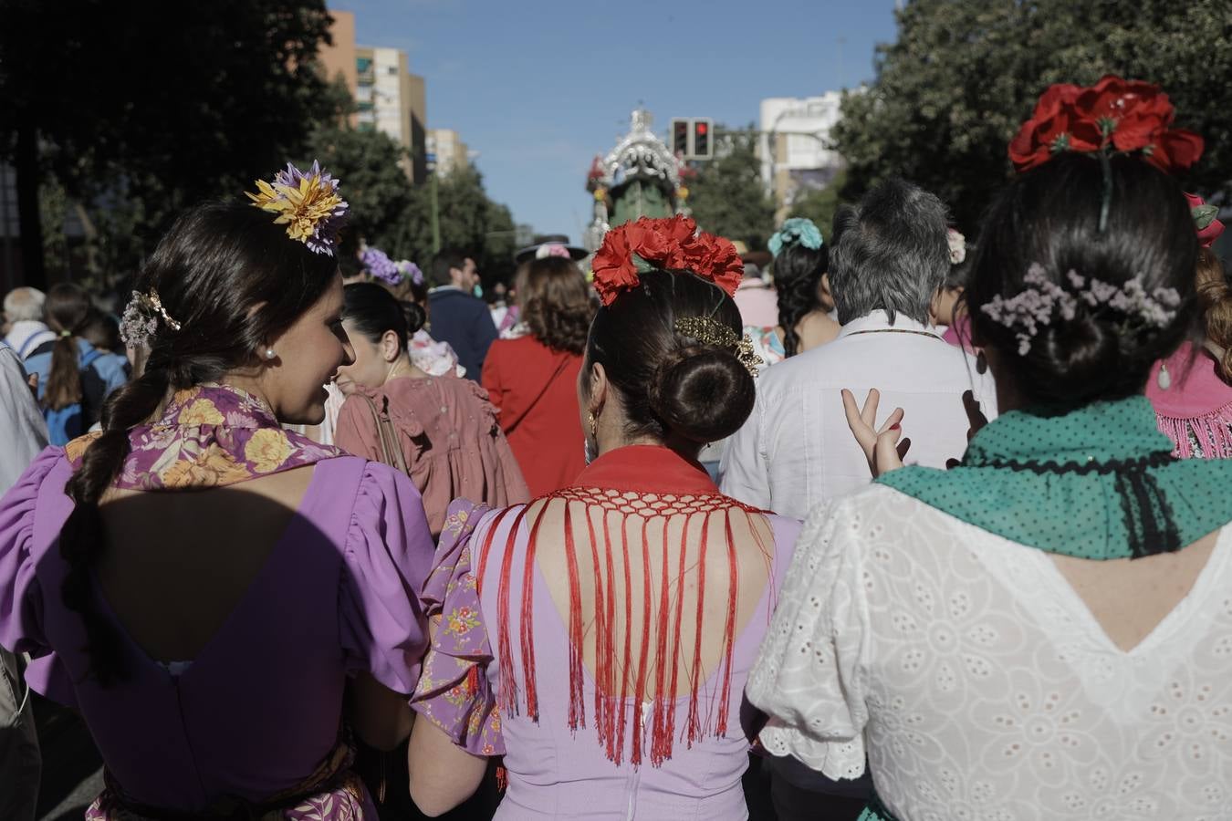 Jueves festivo en la parroquia de San Juan de Ávila donde ha celebrado misa de romeros la hermandad del Rocío de Sevilla Sur, antes de partir hacia la aldea de Almonte
