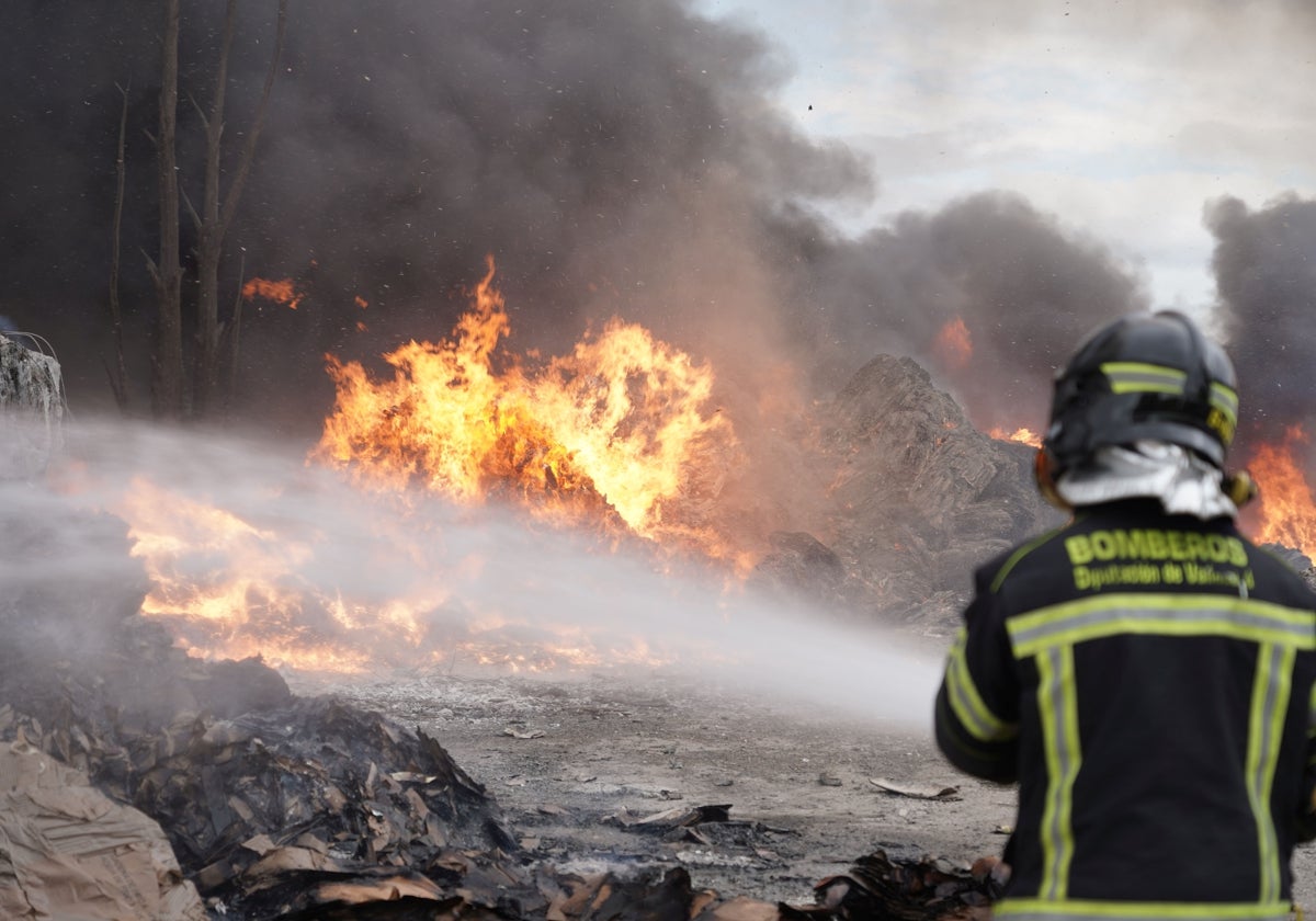 Varias dotaciones de bomberos trabajan en la extinción de un incendio en una planta de reciclaje de Aldeamayor de San Martín (Valladolid)