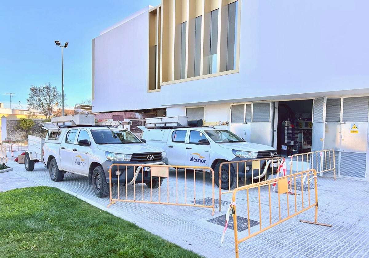 Vehículos de trabajo junto a las instalaciones eléctricas del edificio