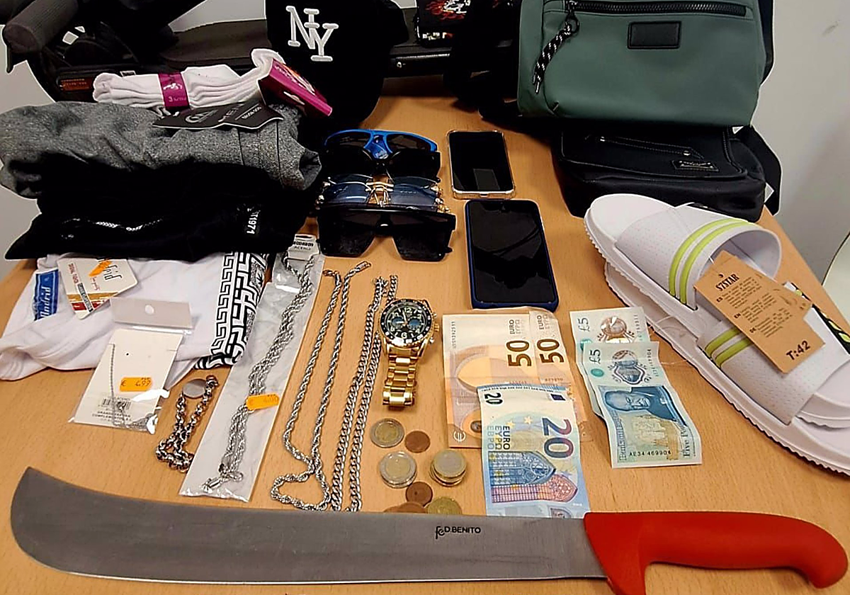 Objetos sustraídos y el machete que usaron para intimidar al comerciante