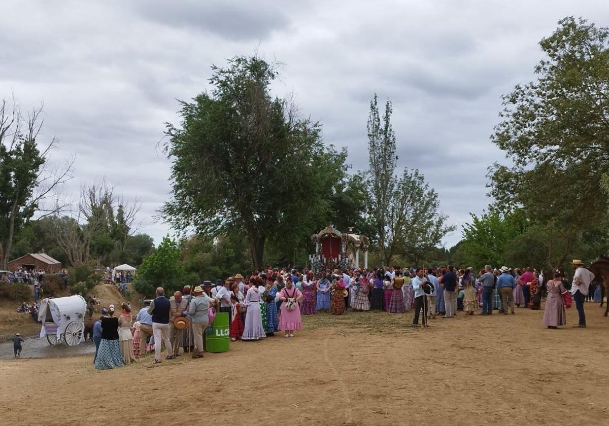 Romeros y carreta del Simpecado de Mairena del Alcor tras haber cruzado el Quema