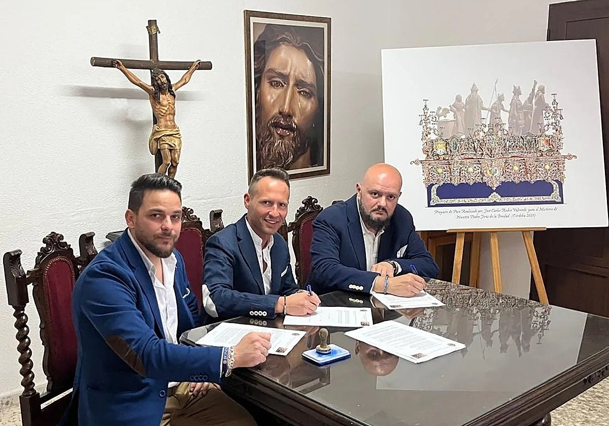 Momento de la firma entre la prohermandad de la Bondad y el tallista José Carlos Rubio (derecha), el jueves