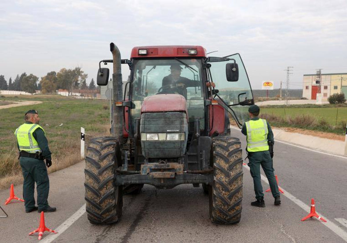 Dos agentes de los equipos Roca del Seprona durante un control en el campo