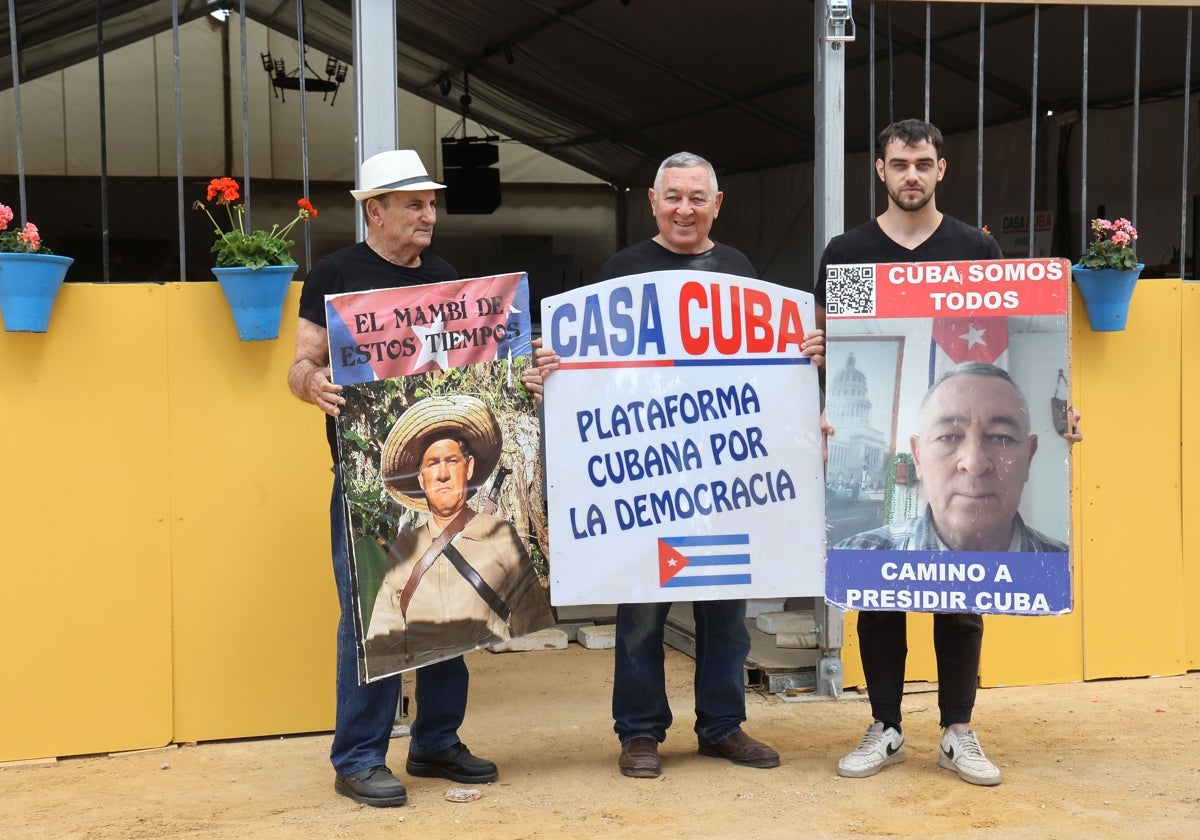 Gustavo Rodríguez, en el centro, en la puerta de la caseta