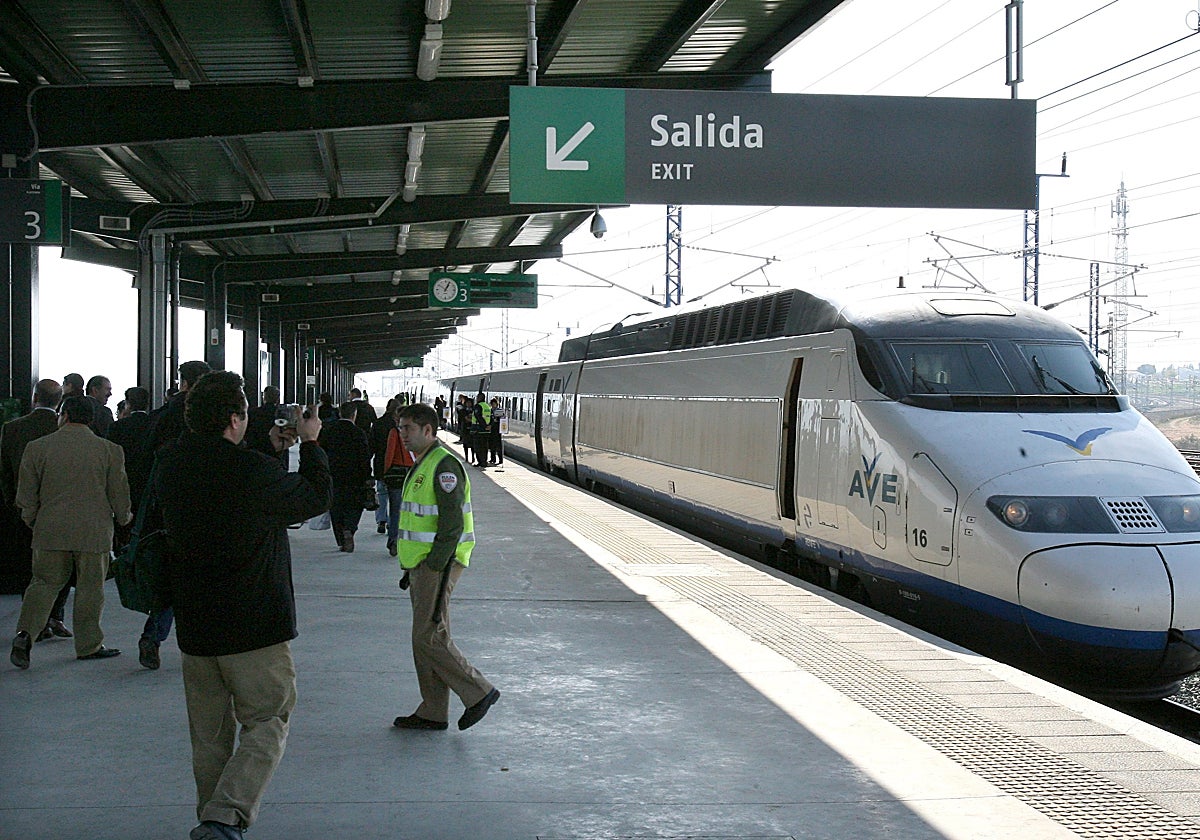 La cabecera de un tren AVE en la terminal de Puente Genil