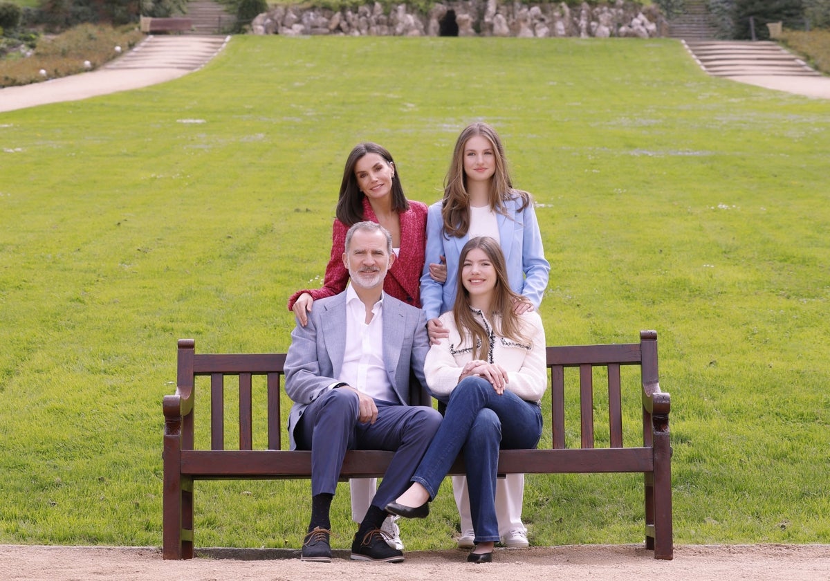 La Familia Real posa con motivo del aniversario de la boda de los Reyes