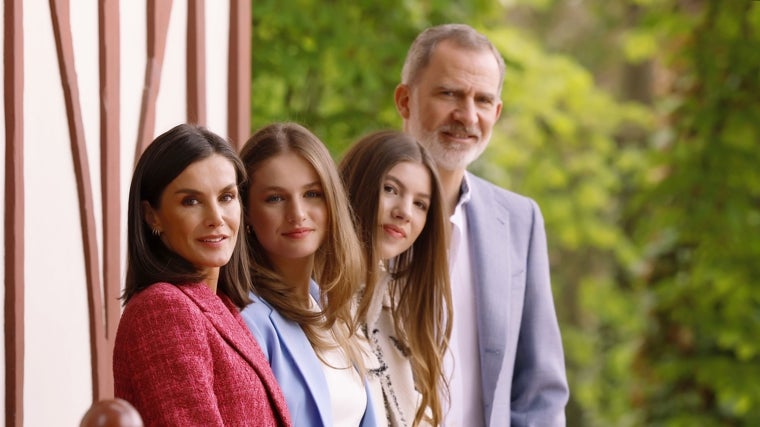 La Familia Real posa con motivo del aniversario de la boda de los Reyes