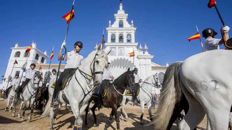 Policía Nacional a caballo con la hermandad Castrense