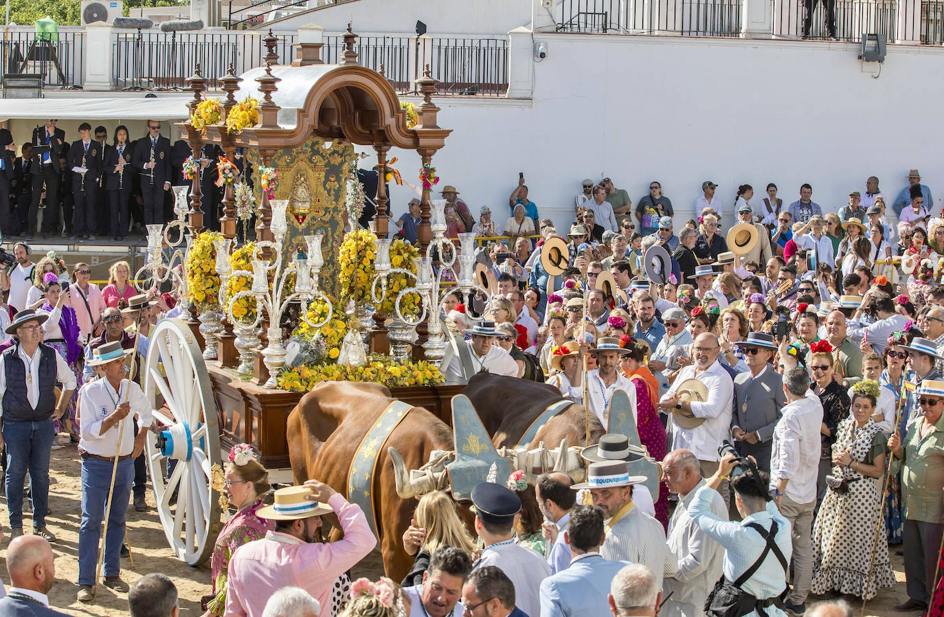 La presentación de las hermandades filiales ante la Blanca Paloma en el Rocío 2024